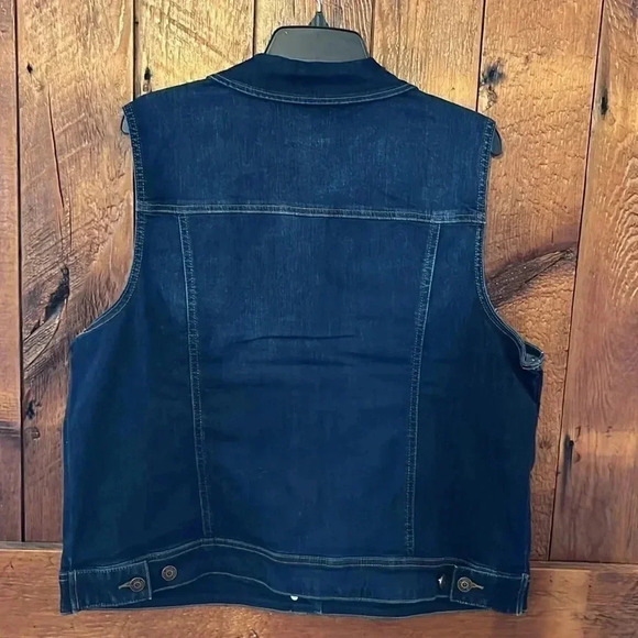 Womens plus dark was denim vest, slight stretch, 4 pockets, metal buttons NWT - Picture 2 of 7